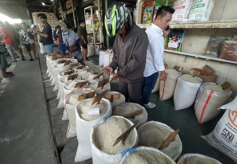 Beras yang dijual di salah satu agen beras di pasar Jakarta. (BeritaNasional/Oke Atmaja)