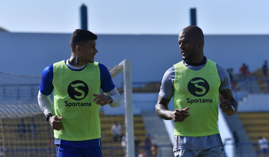 Bomber Persib Bandung Ciro Alves (kiri) berlatih bersama David da Silva. (Foto/persib.co.id)