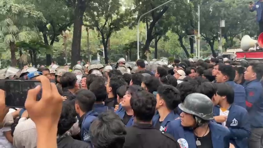 Aksi unjuk rasa mahasiswa Universitas Trisakti berujung ricuh saat melintas di depan Gedung Balai Kota. (BeritaNasional/Lydia)