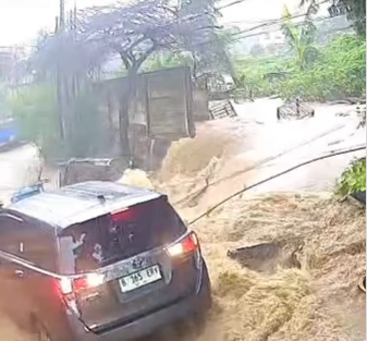 Detik-detik tembok gudang milik Dinas Sumber Daya Air (SDA) di Jalan AUP Rawa Minyak, Pasar Minggu, Jakarta Selatan, jebol. (Foto/Istagram)