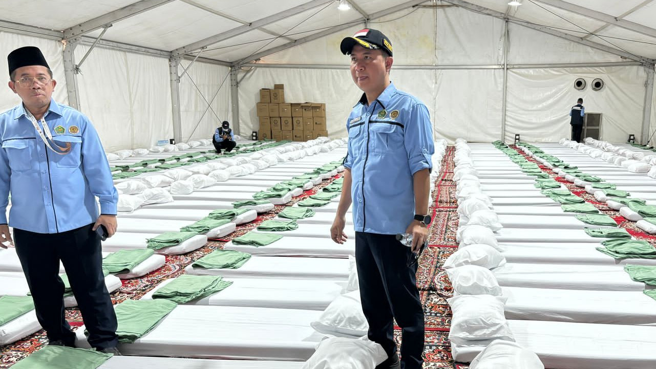 Dirjen PHU Hilman Latief didampingi Ketua PPIH Arab Saudi Muchlis Hanafi meninjau tenda Arafah. (Foto/Kemenag RI)