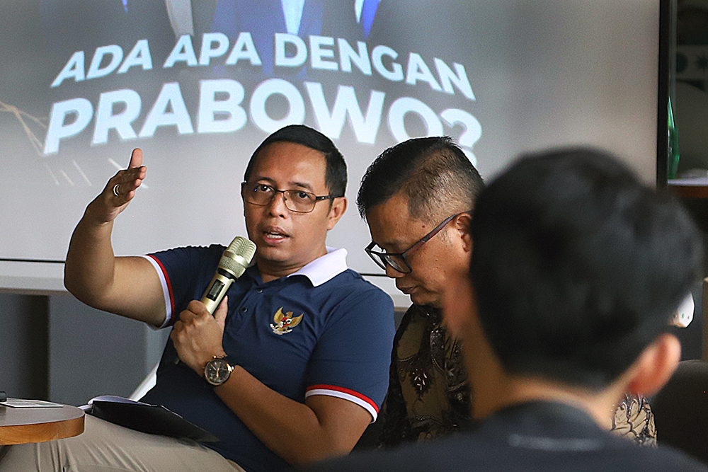Kepala Kantor Komunikasi Kepresidenan (Presidential Communication Office/PCO) Hasan Nasbi saat menjadi pembicara dalam agenda diskusi umum bertajuk "Ada Apa dengan Prabowo?" yang berlangsung di kawasan Menteng, Jakarta. (BeritaNasional/Elvis Sendouw)