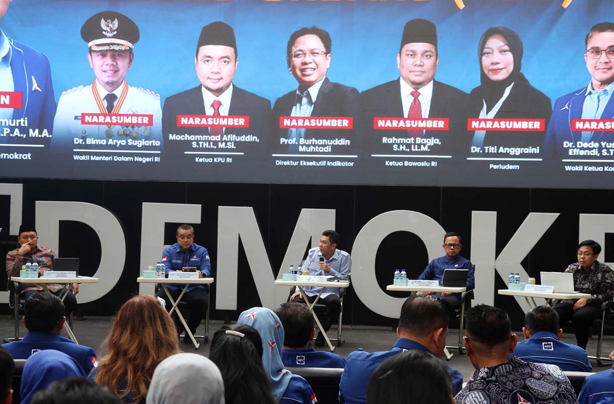 Ketua Bawaslu Rahmat Bagja, Ketua KPU RI Mochammad Afifuddin, Wakil Ketua Komisi II DPR RI Dede Yusuf, Wasekjen Partai Demokrat Jansen Sitindaon, Wamendagri Bima Arya, Direktur Eksekutif Indikator Burhanuddin Muhtadi, Peneliti Perludem Titi Anggraini menjadi narasumber pada forum diskusi di Kantor DPP Partai Demokrat, Jakarta, Senin (19/5/2025).  (Beritanasional.com/oke Atmaja)