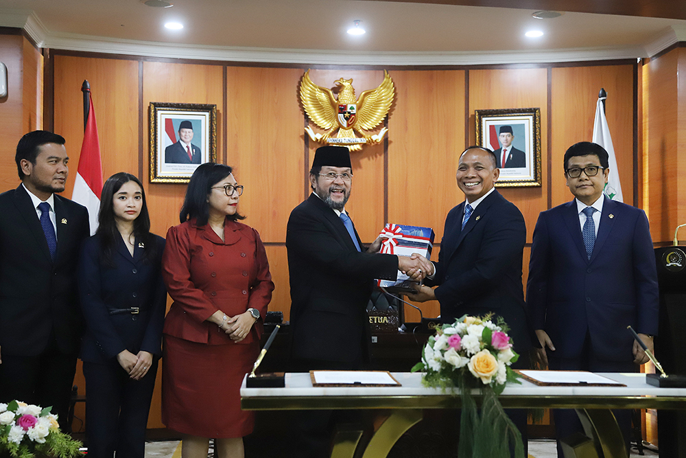 Wakil Ketua DPD RI, Yorrys Raweyai menerima berkas Laporan Hasil Pemeriksaan atas Laporan Keuangan Pemerintah Pusat (LKPP) Tahun 2024 serta Ikhtisar Hasil Pemeriksaan Semester (IHPS) II Tahun 2024 . (BeritaNasional/Elvis Sendouw)