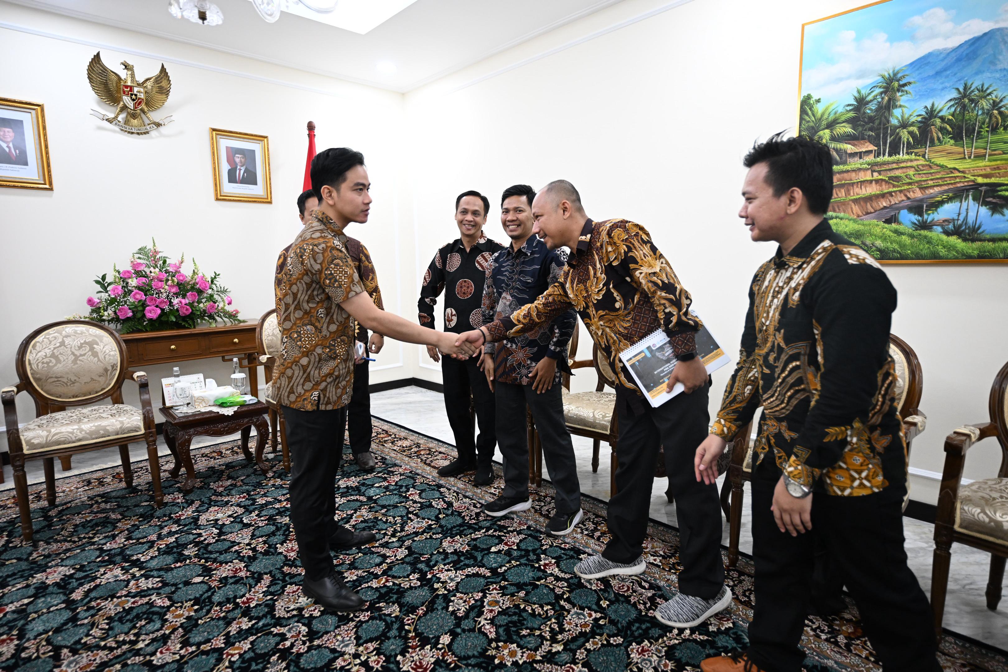 Wakil Presiden (Wapres) Gibran Rakabuming menerima audiensi Persatuan Robotika Seluruh Indonesia (PRSI). (BeritaNasional/Elvis Sendouw/HO Setwapres)