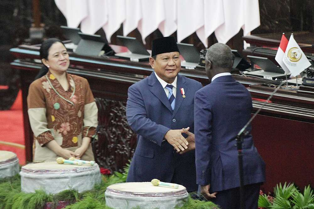 Presiden Prabowo  Sekjen PUIC Mouhamed KhouraichiNiassSubianto bersalaman dengan Sekjen PUIC Mouhamed KhouraichiNiass