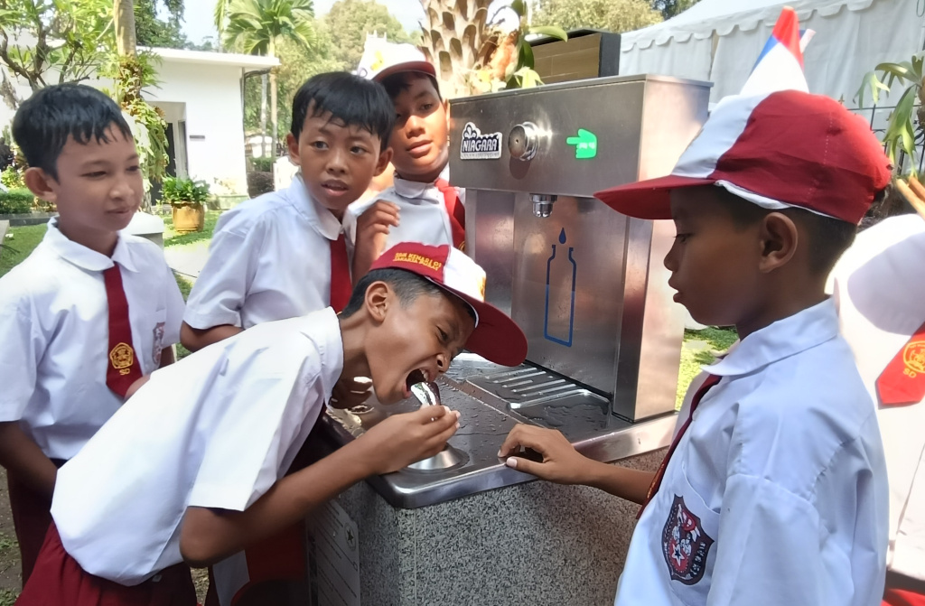 Siswa meminum air dari keran air siap minum di Jakarta, Rabu (28/5/2025). (Berita nasional.com/Oke Atmaja)