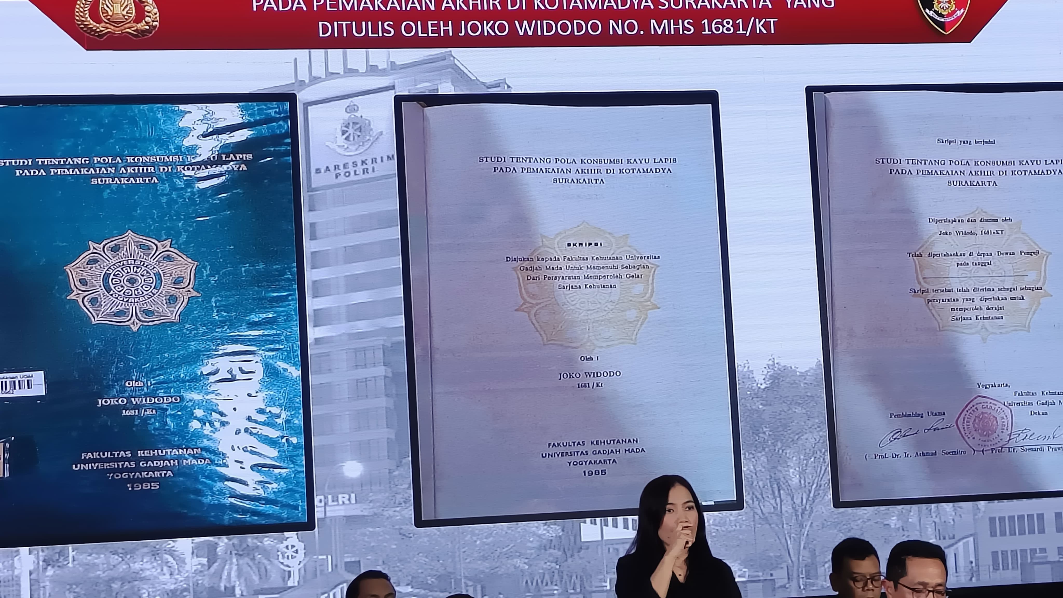 Foto skripsi Jokowi ditampilkan di Bareskrim Polri. (BeritaNasional/Bachtiarudin Alam)