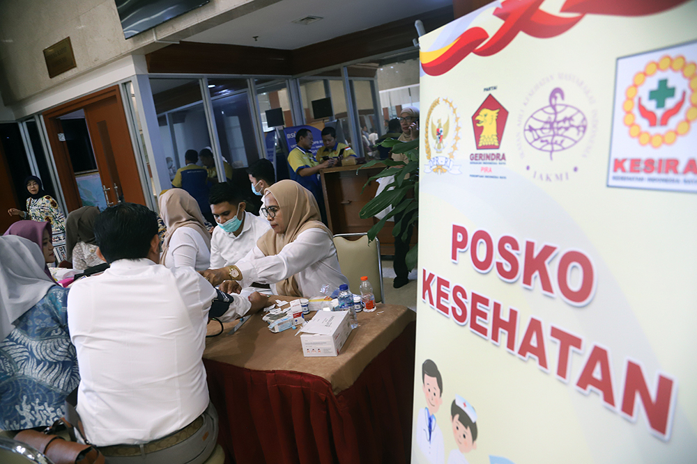 Staf dan anggota menerima layanan kesehatan gratis yang digelar oleh fraksi Gerindra di DPR. (BeritaNasional/Elvis Sendouw)