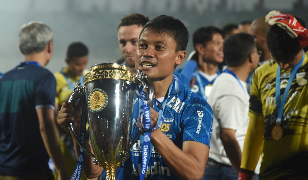 Gelandang Persib Bandung Dedi Kusnandar memegang trofi Liga 1 musim 2023/2024. (Foto/persib.co.id)