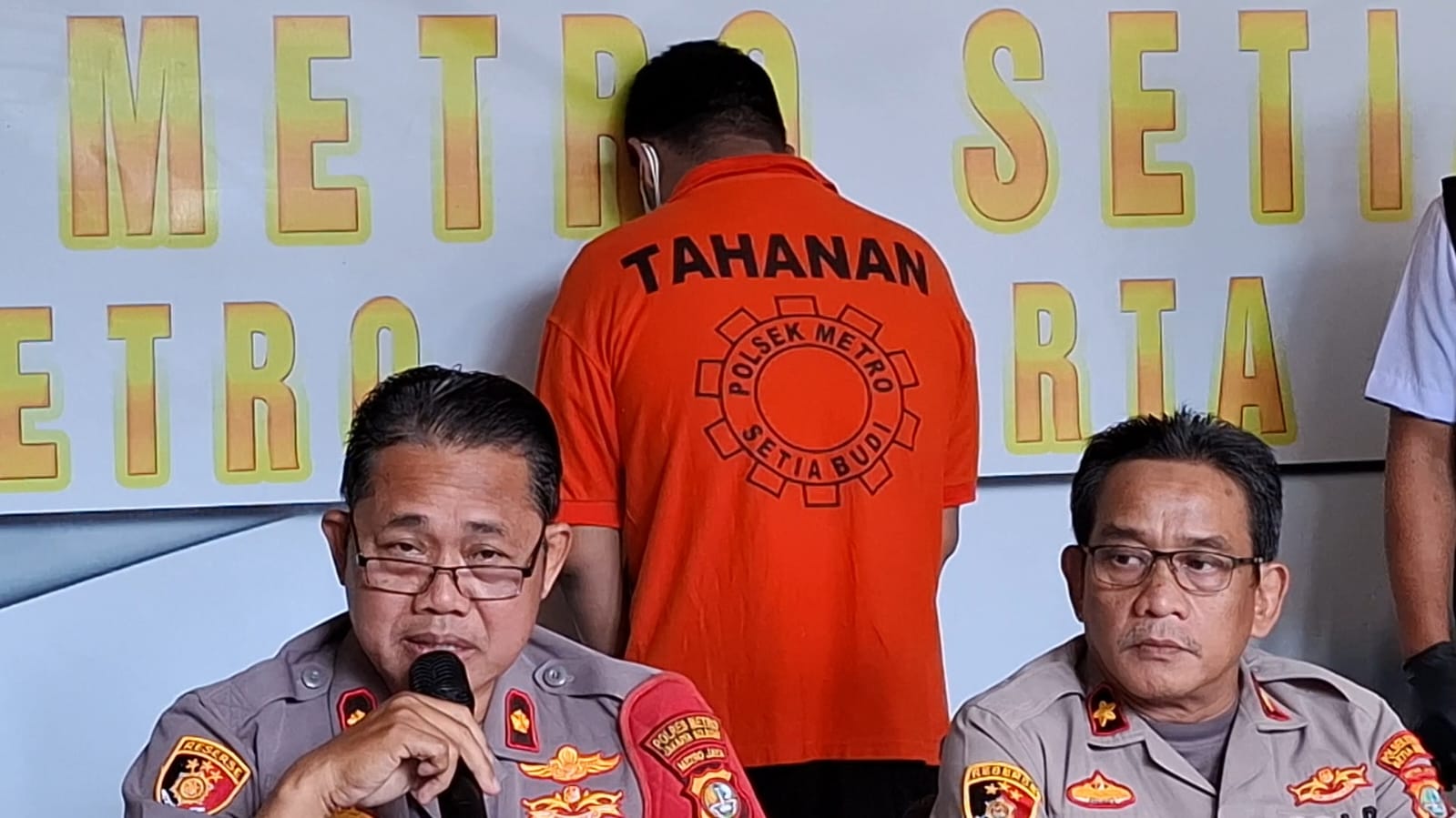 Kapolsek Setiabudi Kompol Firman memberikan keterangan kasus pesta seks sesama jenis di salah satu hotel kawasan Jaksel. (BeritaNasional/Bachtiarudin Alam)