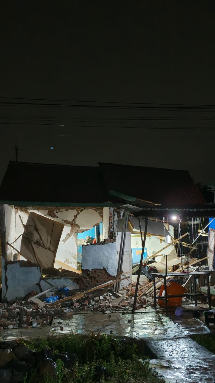 Rumah warga Bengkulu luluh lantak karena gempa. (BeritaNasional/BNPB)