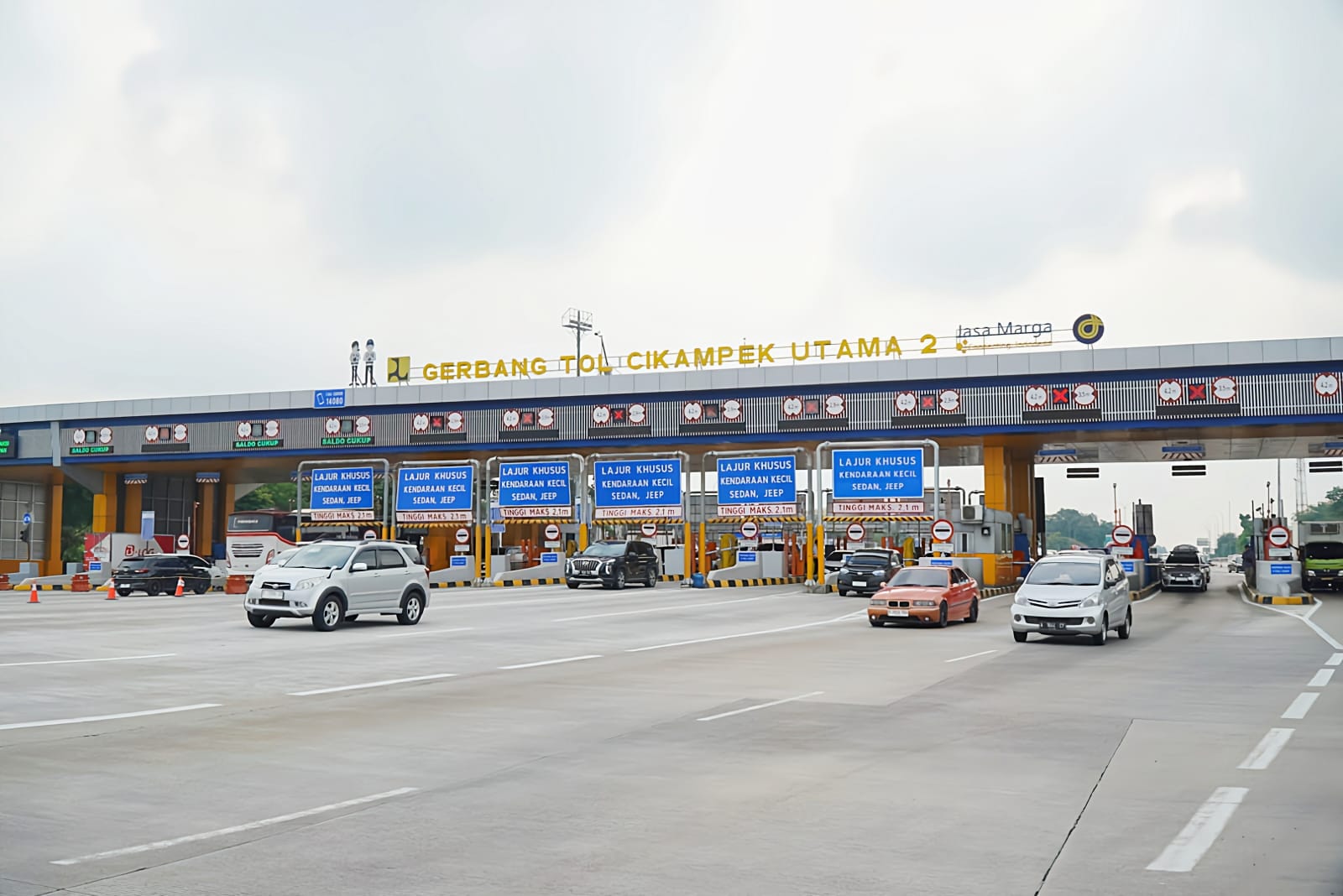 Jasa Marga Catat 196 Ribu Kendaraan Kembali ke Jabotabek Usai Libur Waisak 2025 Gerbang Tol Cikampek. (Foto/Jasa Marga)