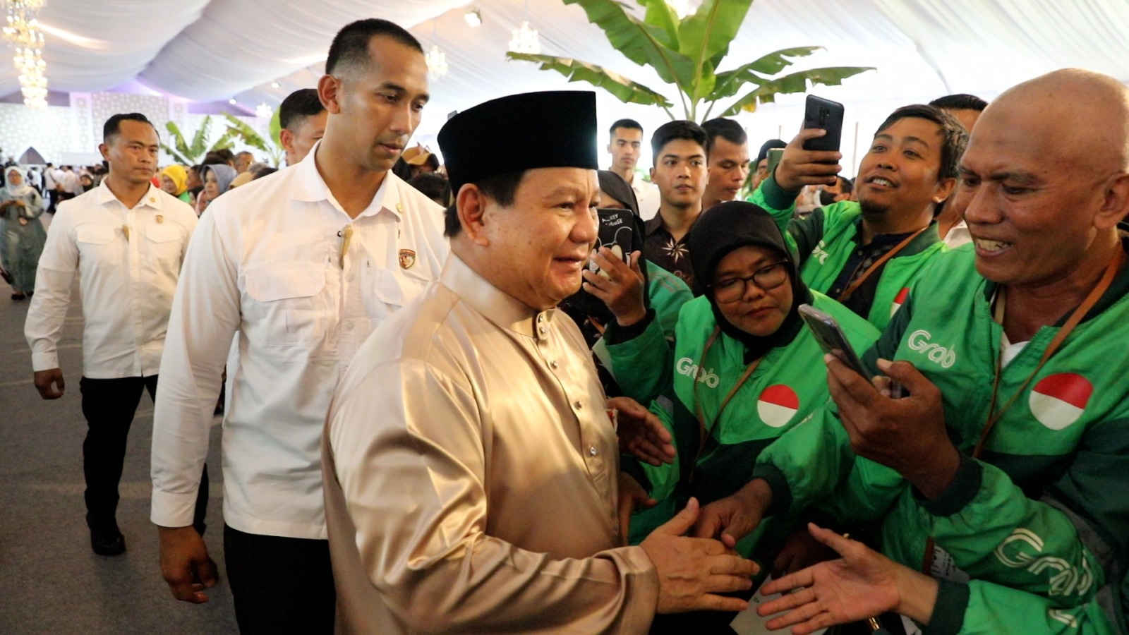 Momen Presiden Prabowo Subianto lebaran bersama pengumudi ojek online di istana negara. (BeritaNasional/dok hum istana)