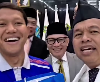 Gubernur Jabar Dedi Mulyadi saat bertemu pemain Persib Bandung. (Foto/Instagram Dedi Mulyadi)