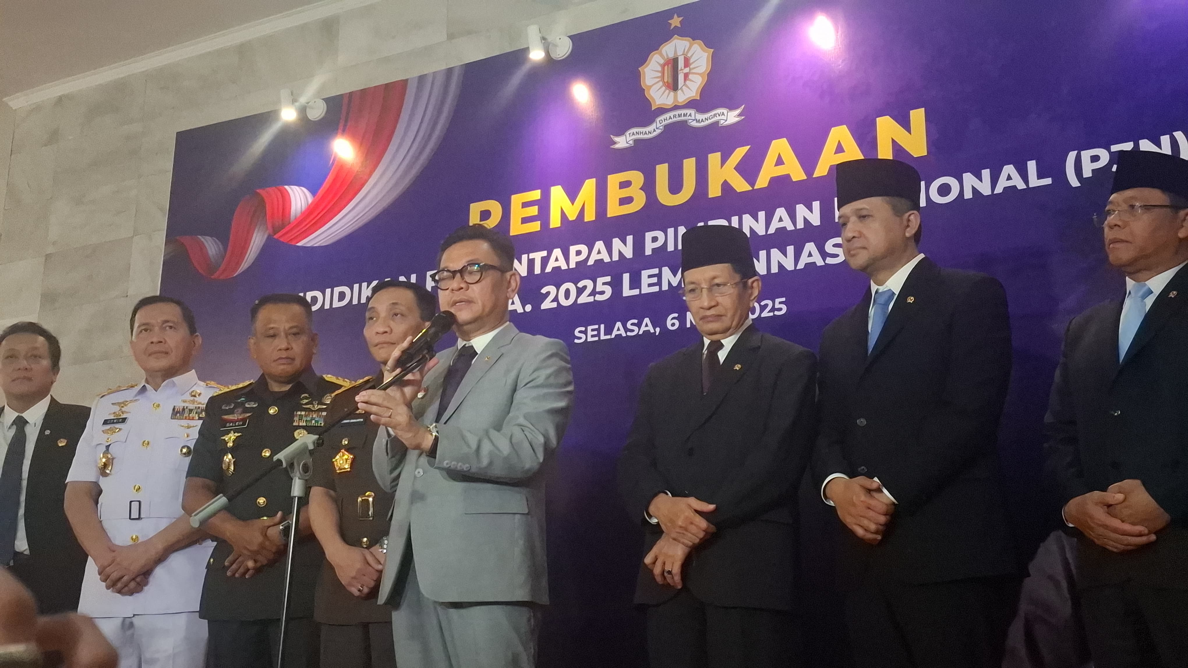Gubernur Lemhannas Ungkap Tujuan Program P3N: Cetak Pimpinan Nasional Berkarakter Negarawan Gubernur Lemhannas Ace Hasan Syadzily (tengah) saat memberikan keterangan di Kantor Lemhannas pada Selasa (6/5/2025). (BeritaNasional/Bachtiarudin Alam)