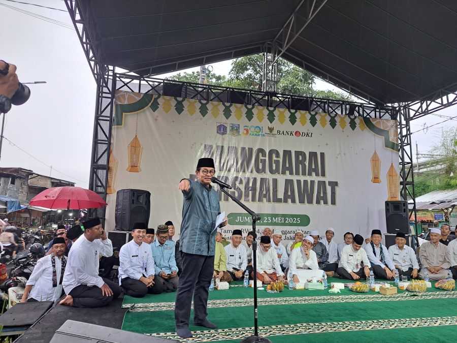 Momen Gubernur DKI Jakarta, Pramono Anung, menghadiri gelaran perdana Manggarai Bershalawat pada Jumat (23/5/2025). (BeritaNasional/Lydia)