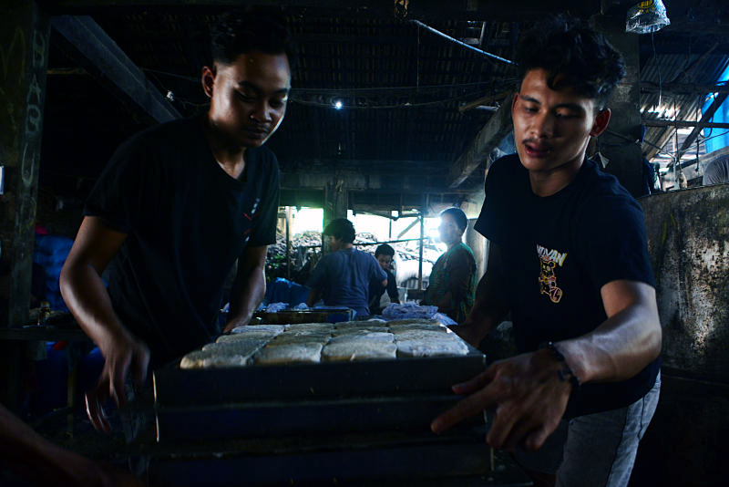 Prudusen tahu berbahan dasar kacang kedelai di Jakarta resah akibat perang dagang AS-China. (BeritaNasional/Elvis Sendouw)