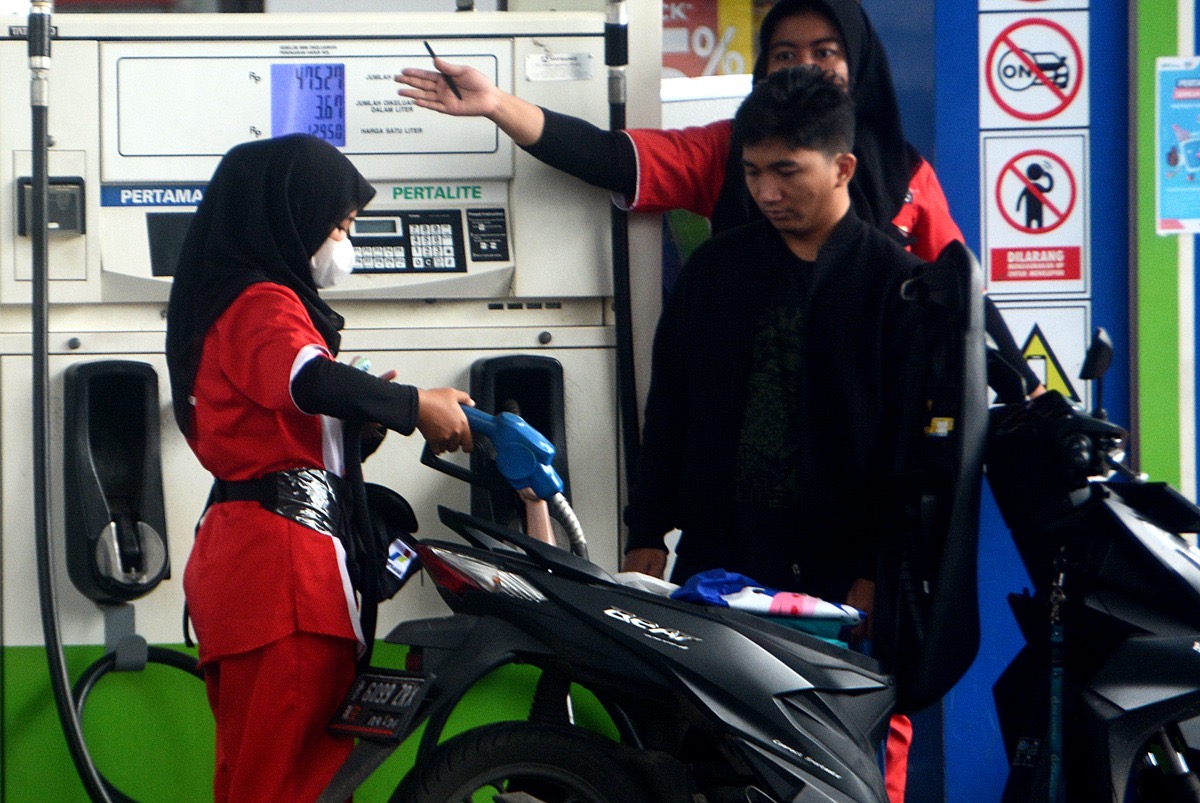 Harga Kompetitif, Pemerintah Kurangi Impor BBM Singapura Pengisian BBM di SPBU Pertamina Jakarta. (BeritaNasional/Elvis)