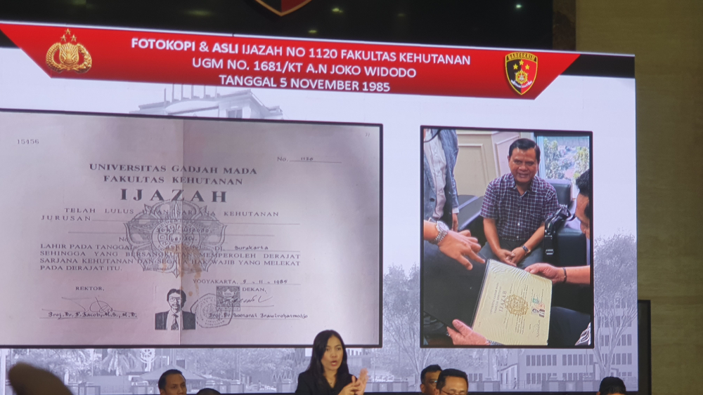 Ijazah Jokowi ditampilkan di Bareskrim Polri. (BeritaNasional/Bachtiarudin Alam)