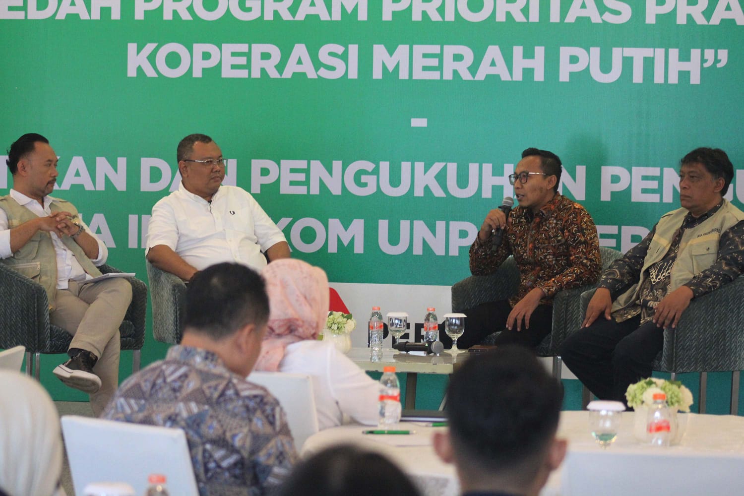 IKA FIKOM UNPAD gelar diskusi publik dengan mengangkat tema "Bedah Program Prioritas Presiden Prabowo: Koperasi Merah Putih". (BeritaNasional/Elvis Sendouw)