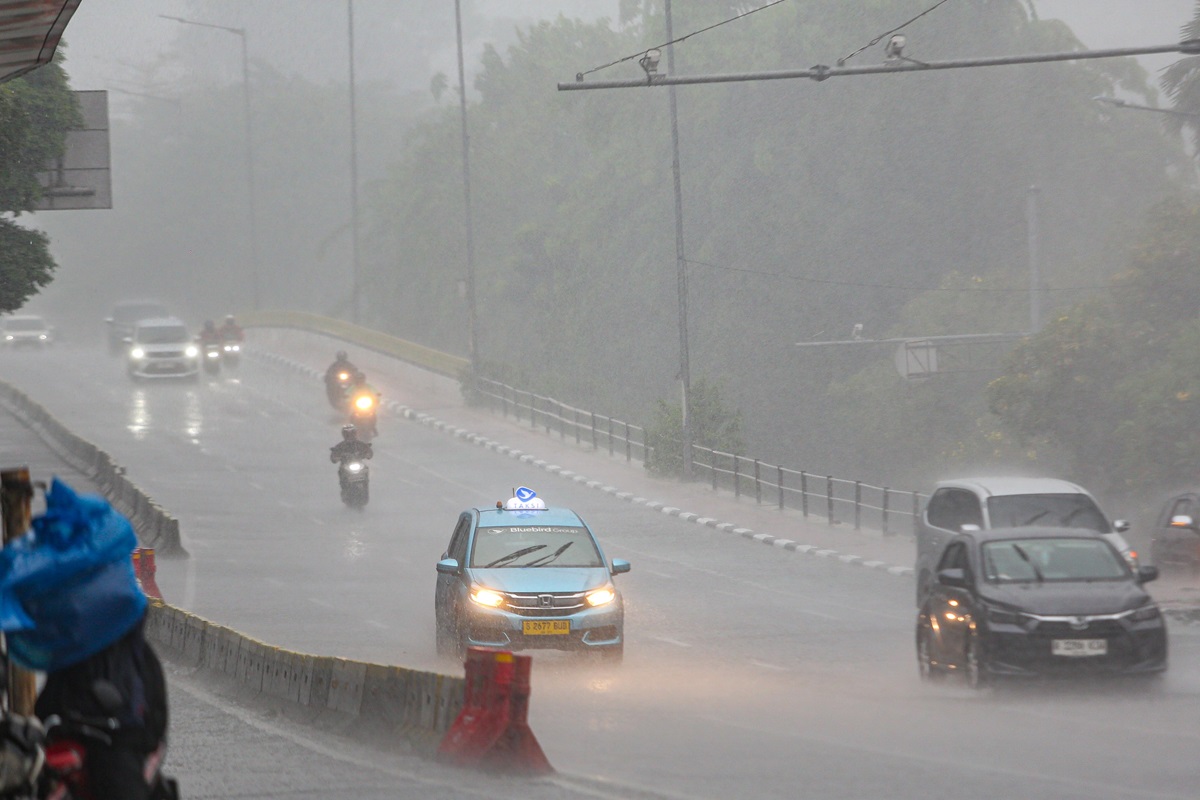 Prakiraan Cuaca Jabodetabek Hari Ini: Waspadai Hujan Disertai Petir dan Angin Kencang di Sejumlah Wilayah Cuaca hujan mengguyur Jakarta. (BeritaNasional/Oke Atmaja)