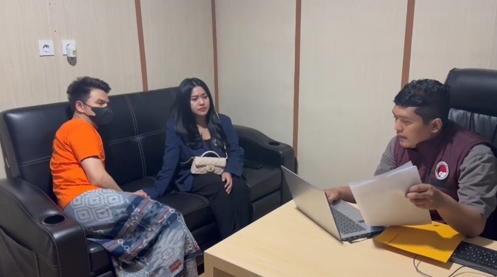 Artis Jonathan Frizzy setelah ditetapkan sebagai tersangka kasus dugaan pelanggaran Undang-Undang Kesehatan. (Foto/istimewa).