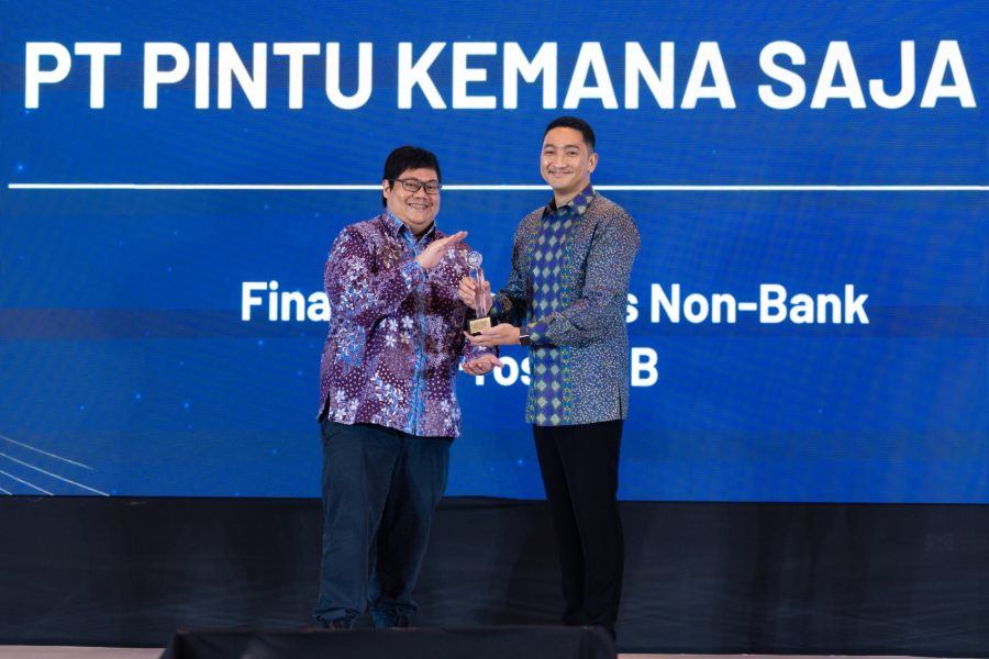 General Counsel PINTU Malikulkusno Utomo (Dimas) dan Head of Legal PINTU R. Wisnu Renansyah Jenie saat menerima penghargaan. (Foto/doc. Pintu)