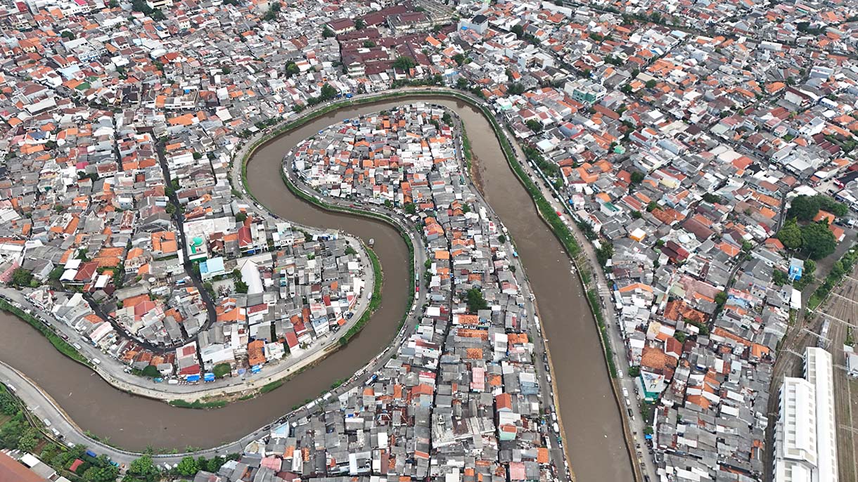 Foto udara hunian warga disekitar bantaran Kali Ciliwung yang membelah Kelurahan Kampung Melayu, Jakarta Timur dan Bukit Duri, Jakarta Selatan, Sabtu (26/4/2025). (Beritanasional.com/Oke Atmaja)
