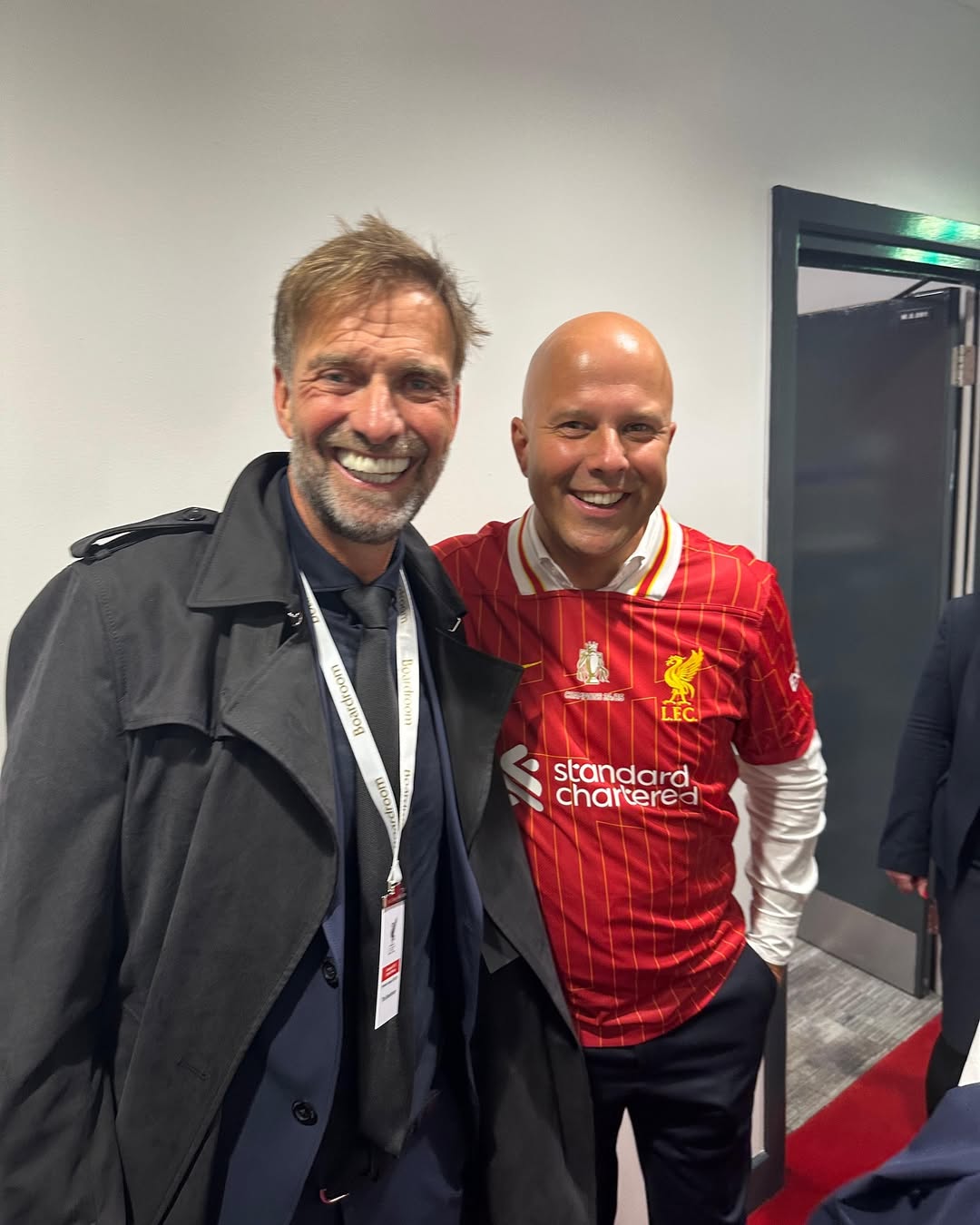 Jurgen Klopp berfoto bersama Pelatih Liverpool Arne Slot dalam perayaan juara Liverpool. (Foto/Instagram Kloppo)