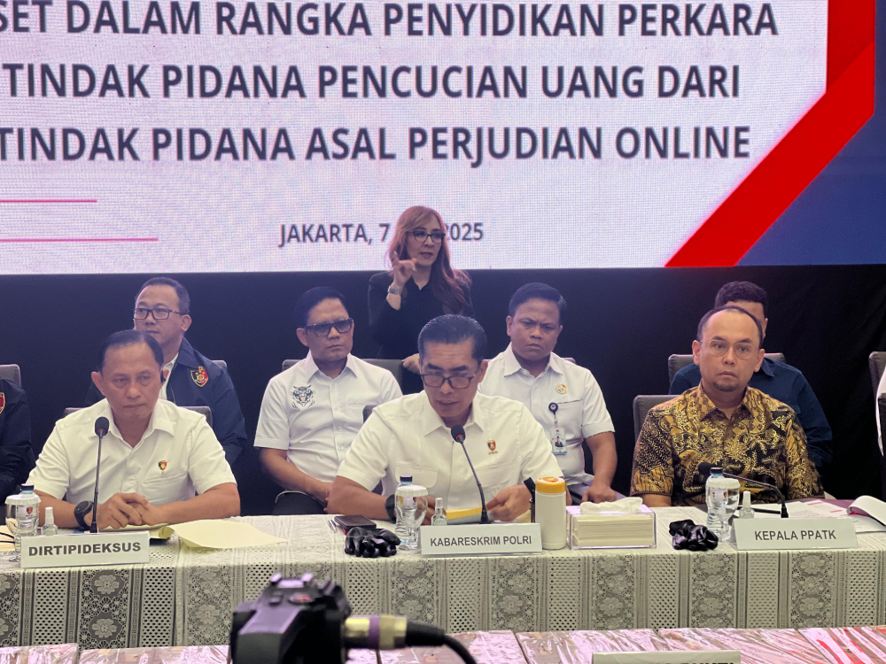 Kabareskrim Polri Komjen Wahyu Widada (tengah) saat jumpa pers di Bareskrim Polri pada Rabu (7/5/2025). (Foto/Bachtiarudin Alam)