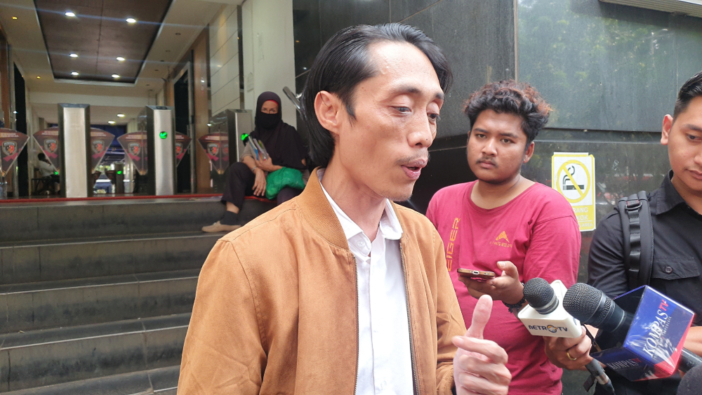Kader PSI Dian Sandi saat mendatangi Mapolda Metro Jaya. (BeritaNasional/Bachtiarudin Alam)