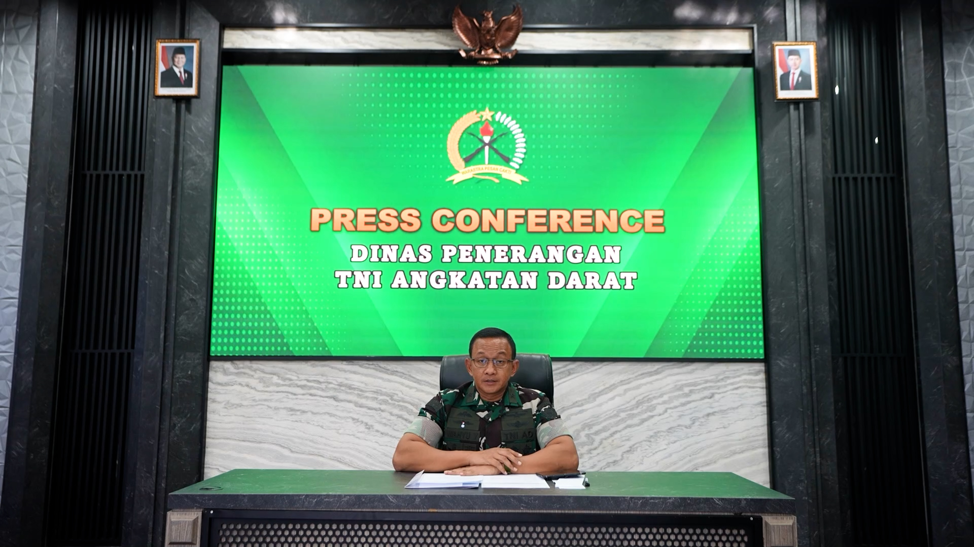 Kepala Dinas Penerangan TNI AD (Kadispenad) Brigjen TNI Wahyu Yudhayana saat konferensi pers ledakan amunisi di Garut pada Senin (12/5/2025). (Foto/Istimewa)
