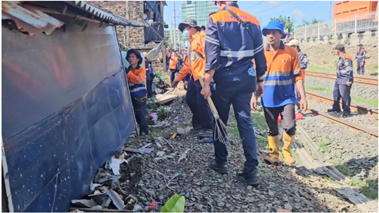 KAI dan KCI Tertibkan Bangunan Liar di Jalur Rel Tanah Abang–Duri. (Foto/KAI)