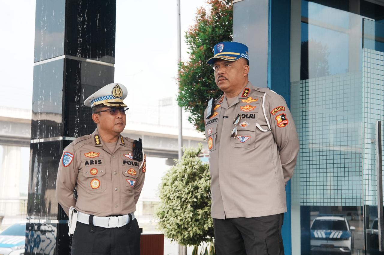 Kakorlantas Pantau Langsung Lalu Lintas Tol Trans Jawa saat Libur Waisak Kakorlantas Polri, Irjen Pol Agus Suryonugroho. (Foto/Korlantas Polri)