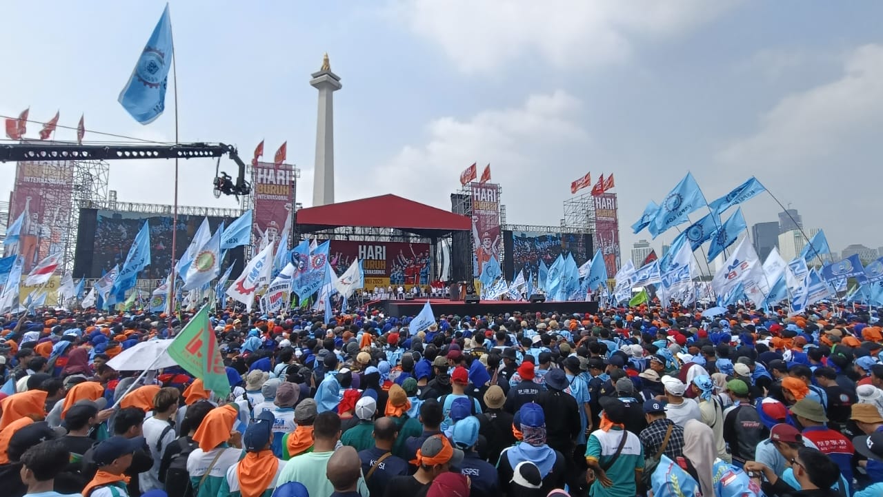 Ribuan buruh menyemut di Monas Jakarta peringati Hari Buruh Internasional 1 Mei. (BeritaNasional/Oke Atmaja)