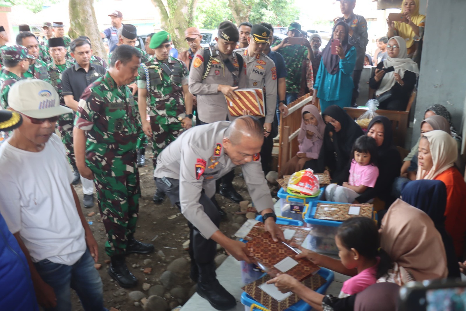 Kapolda Jawa Barat Irjen Pol. Rudi Setiawan (tengah) mengunjungi keluarga korban ledakan amunisi di Garut. (Foto/Istimewa)