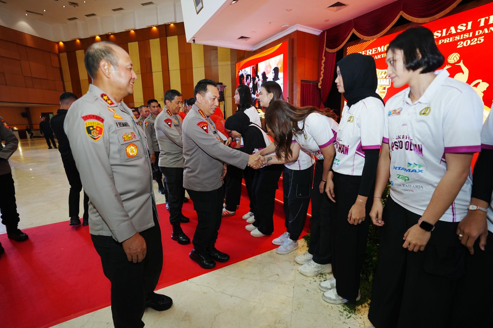 Kapolri Jenderal Listyo Sigit Prabowo bertemu dengan tim Voli Polri. (Foto/Polri)
