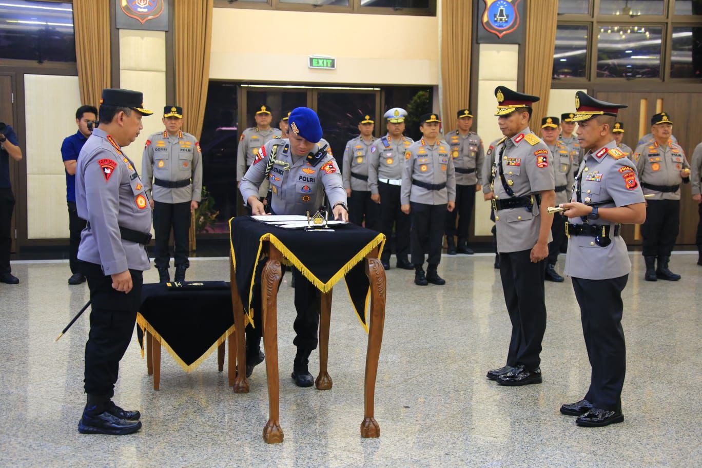 Kapolri Jenderal Polisi Listyo Sigit Prabowo memimpin langsung upacara serah terima jabatan. (Foto/Humas Polri)