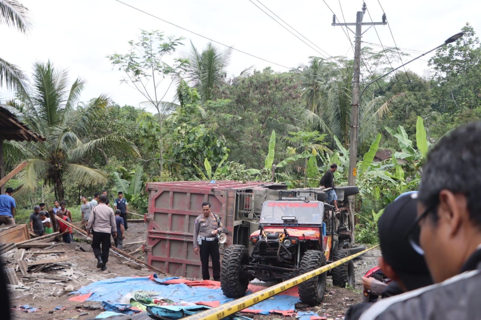 kecelakaan maut yang melibatkan dump truk bermuatan pasir, sebuah angkot, dan rumah warga di Desa Kalijambe, Kecamatan Bener, Kabupaten Purworejo. (Foto/istimewa)