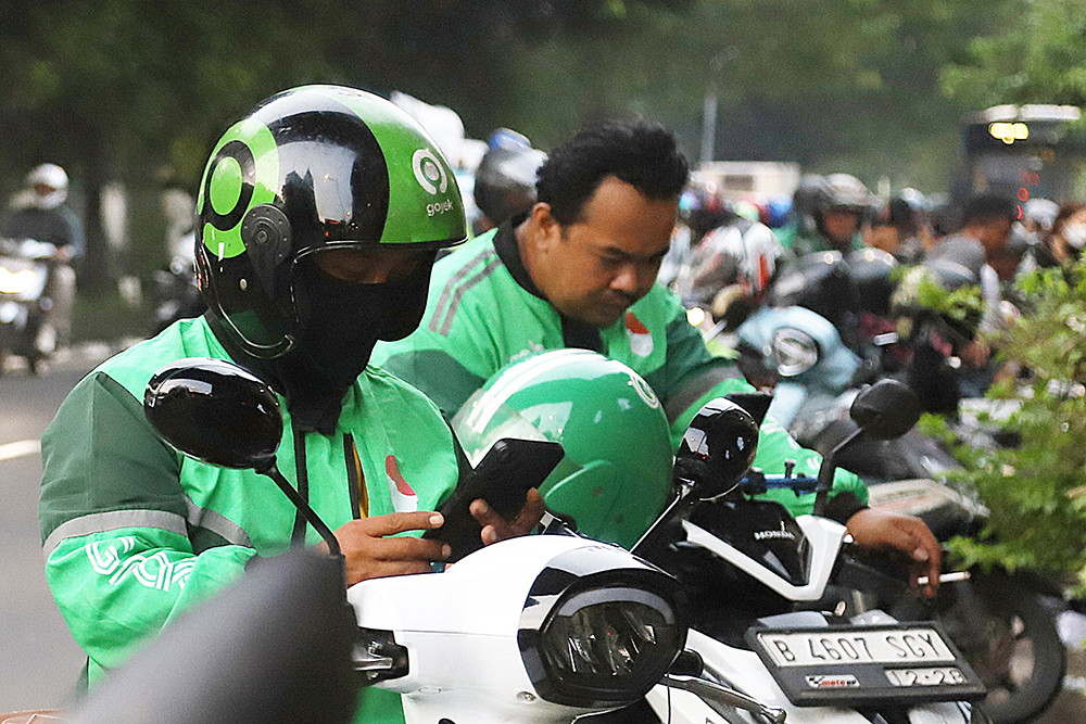Ojol menunggu penumpang di kawasan stasiun Palmerah. (BeritaNasional/Elvis Sendouw)