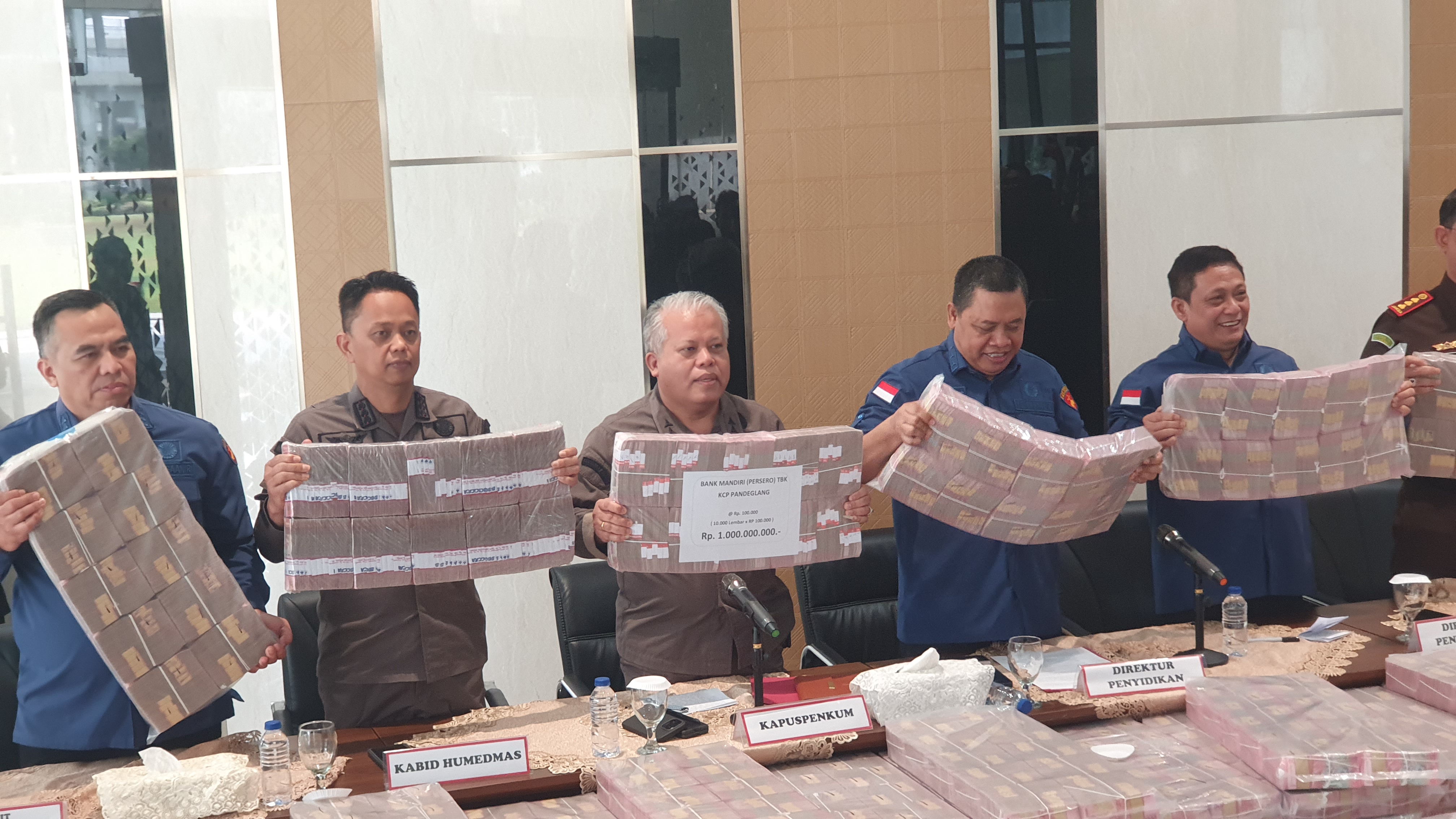 Kejagung Beber Tumpukan Uang Rp 479 Miliar Hasil Sitaan 2 Perusahaan TPPU Korupsi Duta Palma Kejagung membeber sitaan uang hasil korupsi. (BeritaNasional/Bachtiarudin Alam)