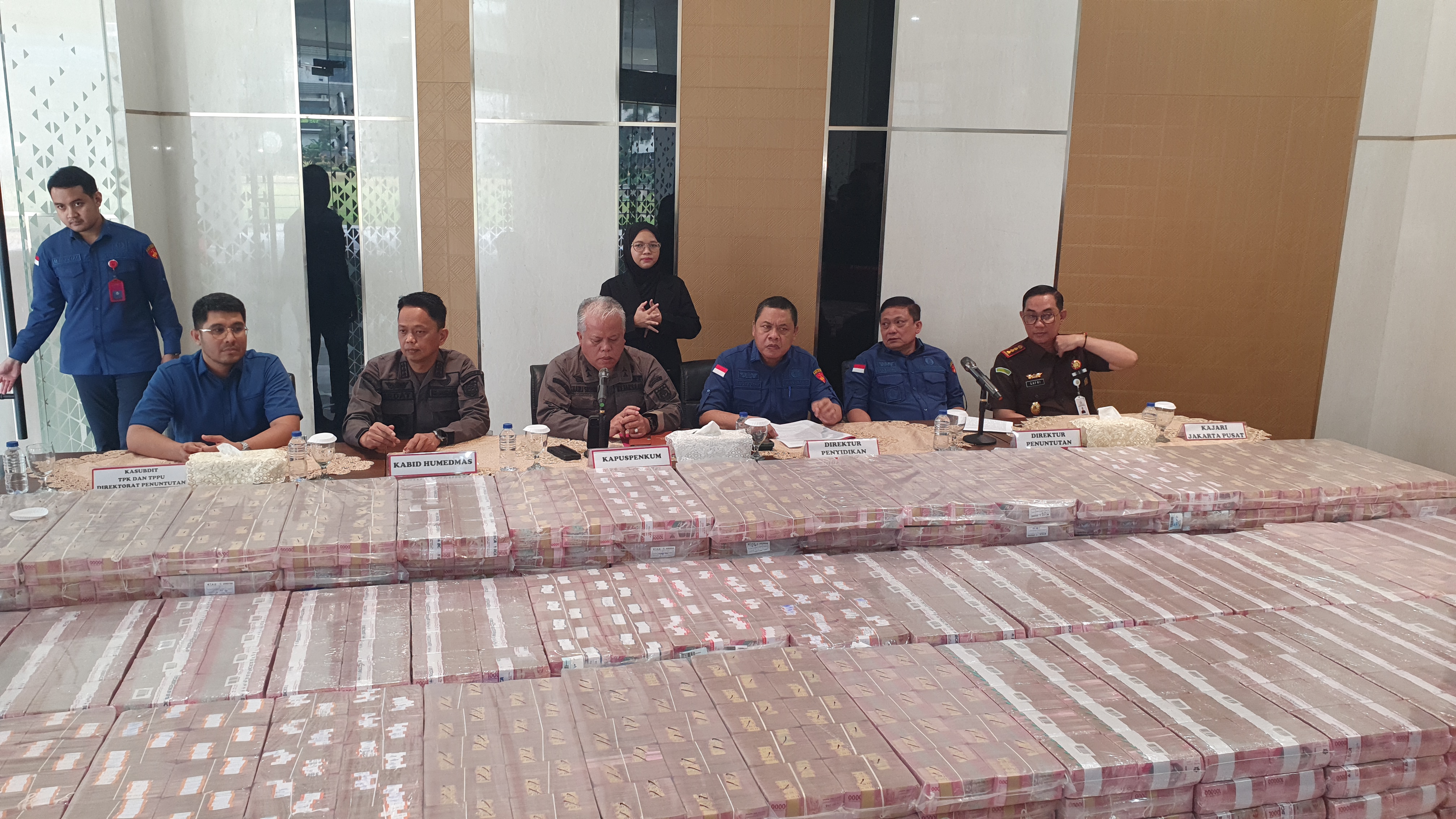 Kejagung membeber uang sitaan hasil korupsi. (BeritaNasional/Bachtiarudin Alam)