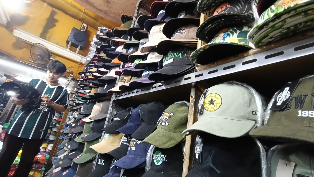 Penjual merapikan daganganya di pasar Tanah Abang, Jakarta, Rabu (14/5/2025). (Beritanasional.com/Oke Atmaja)