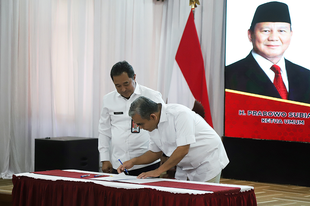 Serah terima bantuan keuangan Partai Politik (Parpol) Tahun 2025 . (BeritaNasional/Elvis Sendouw)