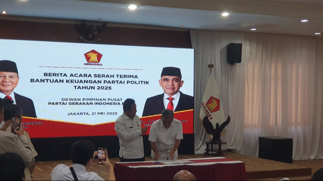 Sekjen Partai Gerindra Ahmad Muzani menandatangani dana bantuan partai politik. (BeritaNasional/Bachtiarudin Alam)