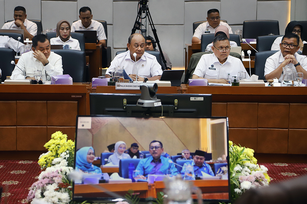 Kepala BGN Dadan Hindayana (dua dari kiri) saat RDP dengan anggota DPR di Kompleks Parlemen, Jakarta, Selasa (6/5/2025). (BeritaNasional/Elvis)
