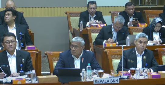 Kepala BNN Marthinus Hukom (tengah) saat rapat dengan anggota DPR di Kompleks Parlemen. (Foto/YouTube)