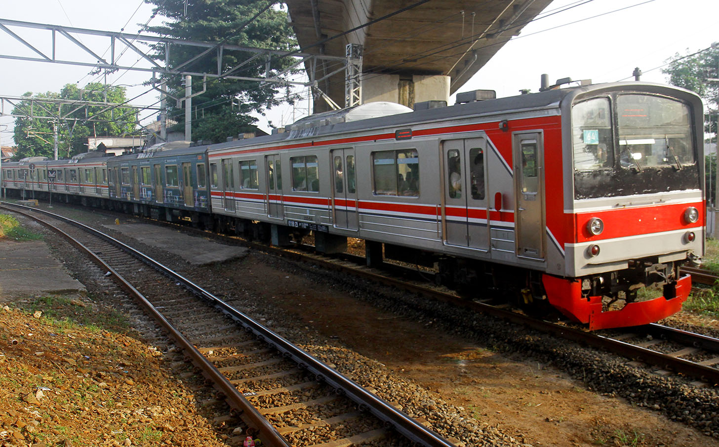 Kereta commuter line melintas. (BeritaNasional/Oke Atmaja)