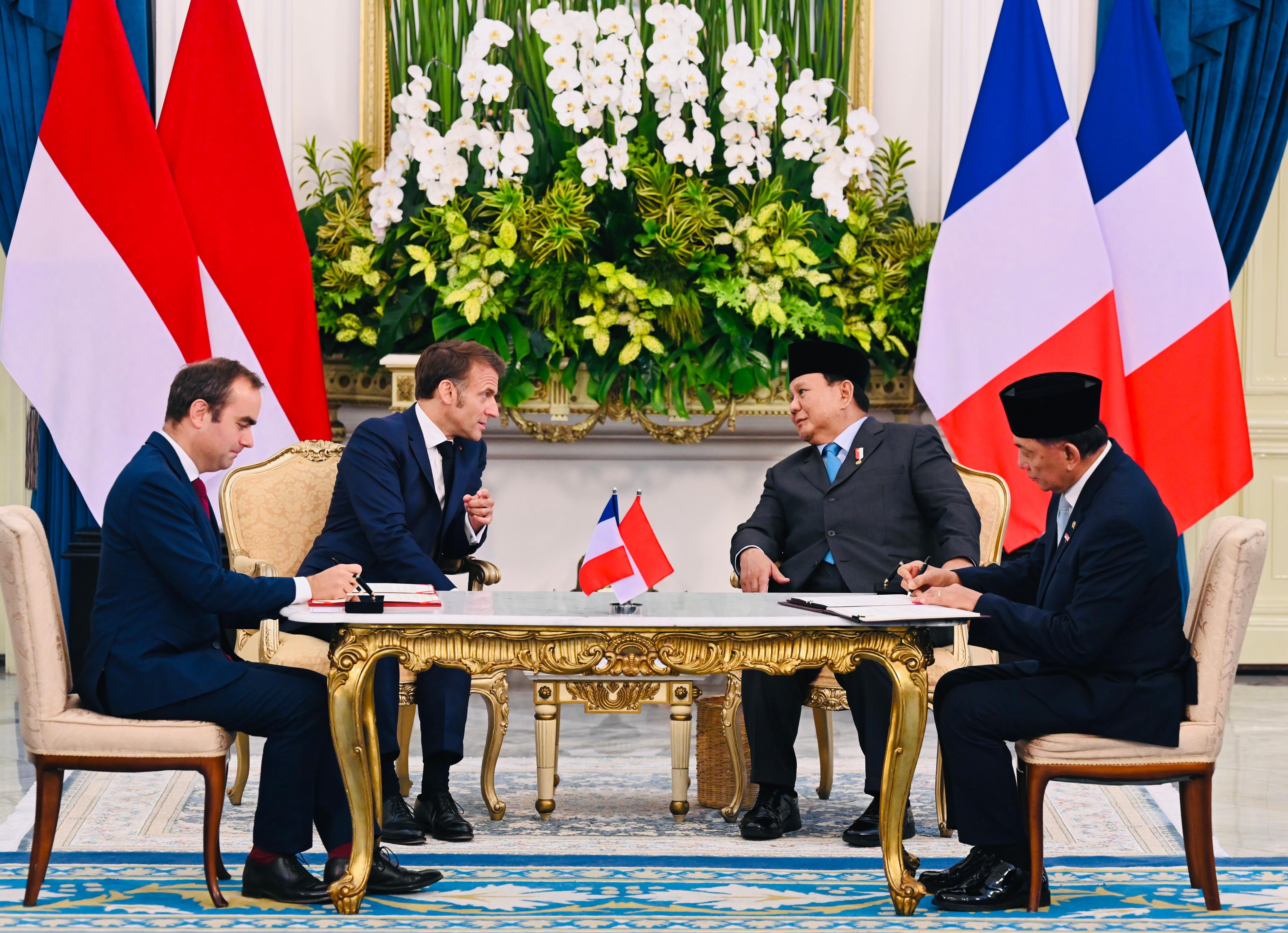Presiden Prabowo Subianto (kedua kanan) dan Presiden Prancis Emmanuel Macron (kedua kiri) menyaksikan Menteri Pertahanan Sjafrie Sjamsoeddin (kanan) dan Menteri Angkatan Bersenjata Prancis Sebastien Lecornu (kiri) menandantangani nota kesepahaman antara kedua negara di Istana Merdeka, Jakarta, Rabu (28/5/2025).  (Beritanasional.com/Biro pers)